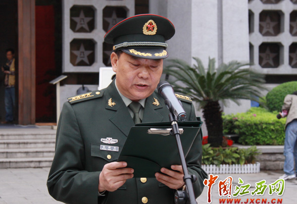 江西预备役师举行新入队预备役军官授衔仪式(
