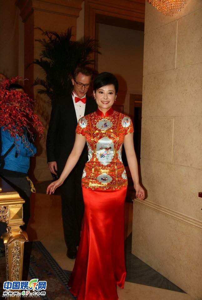 袁莉北京举办婚礼 与老公甜蜜激吻[组图]