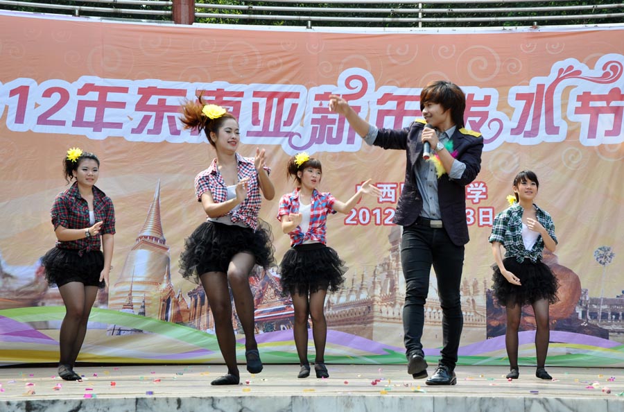 东盟留学生广西欢度泼水节 民族舞蹈风情
