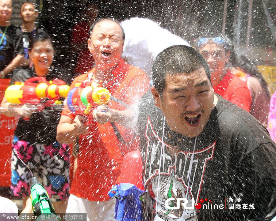泰国民众庆祝传统泼水节(高清组图)
