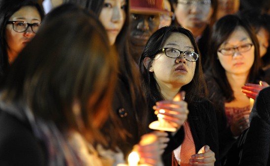 南加州大学千人手捧蜡烛鲜花 悼念遇害中国留