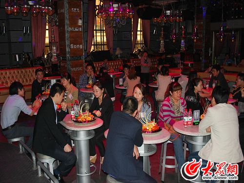 众网济南论坛第三十三期八分钟约会在济南上上酒吧