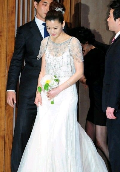 全智贤镶钻婚纱照曝光 新婚套房一晚1200万韩元(组图)