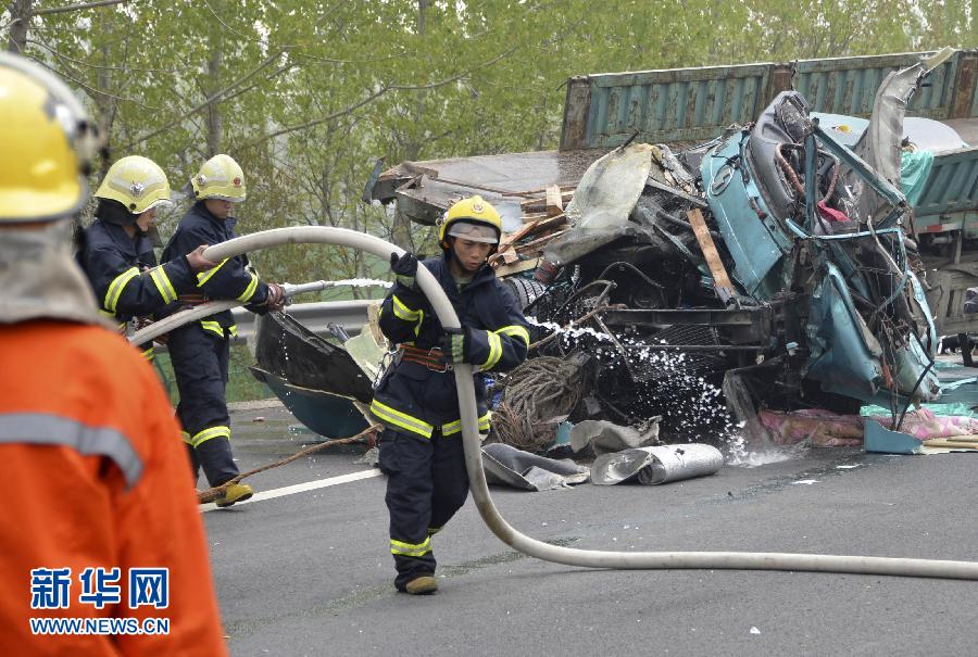 沈海高速连云港段发生7起交通事故5死11伤_国内_中国广播网(组图)