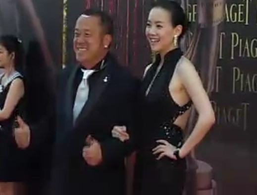 曾志伟,曾宝仪父女档亮相 曾宝仪穿黑色露背装