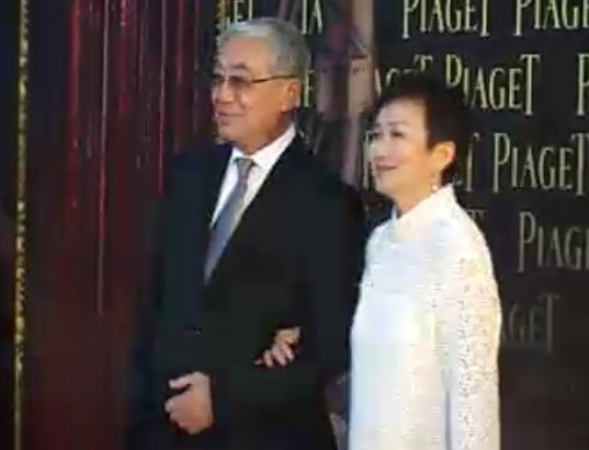 老戏骨曾江携夫人亮相红毯