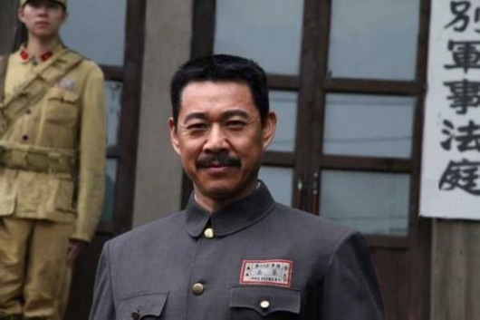 一部讲述男人传奇故事的电视剧《烽火佳人》(《雾都》)[]也将登陆荧屏