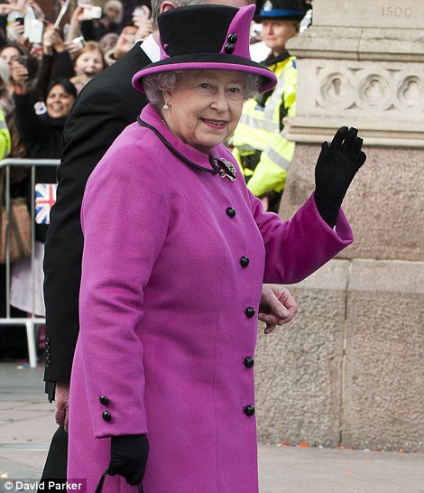 英国女王紫色服装