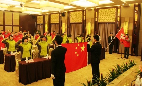 成都/援藏导游们在国旗前举行了庄严的宣誓仪式