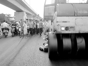 一辆载客的电动车与现场施工的压路机发生一起道路交通事故