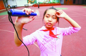 江北区一小学生发明了"多功能跳绳",正准备申请专利