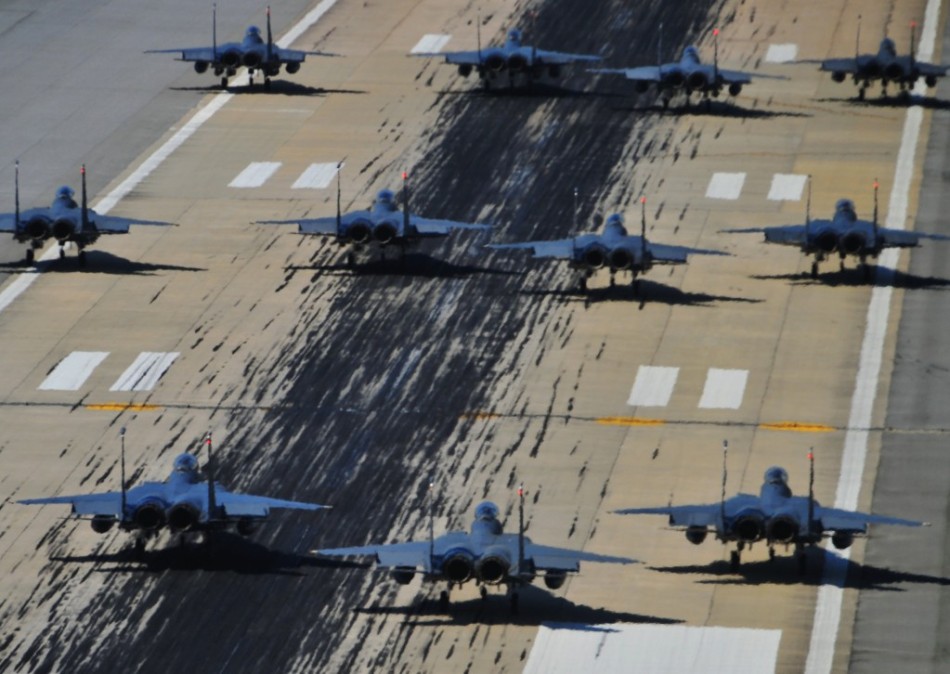 美国空军f-15e攻击鹰部队秀"大象漫步"密集阵型(组图)