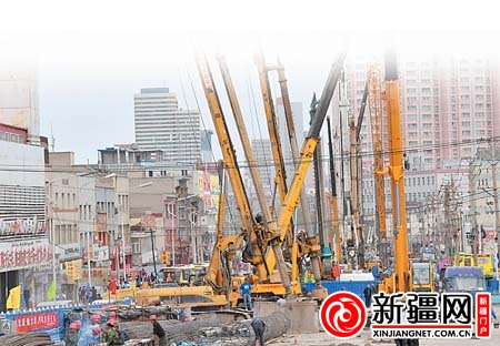 繁忙工地"铁臂"成林(图)