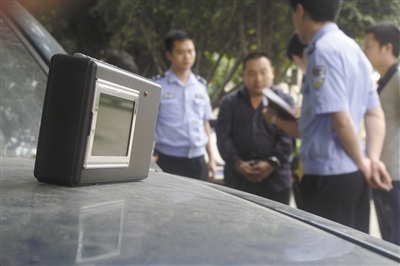犯罪嫌疑人袁某东盗车使用的解码器 东莞时报记者 陈栋 摄