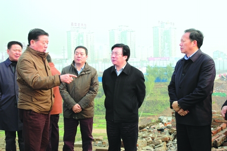 洛阳市李柳身(右二),谭建中(右一)在洛阳市住建委