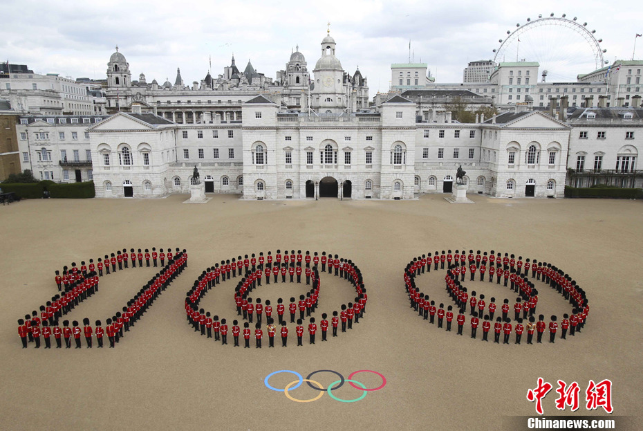 4月18日是伦敦奥运会倒计时100天，在英国韦茅斯的海滩上，一个刻有“倒计时100天”字样的巨大沙堡堆建完成。据悉，当地的不少学童参与了这座沙堡的制作。中新社发 魏群