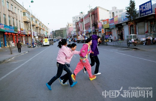 赤城县城街道上游戏的孩子