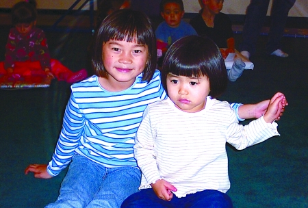 2003年，姐姐克賴頓（左）和妹妹賴利在一起。 邦妮 供圖