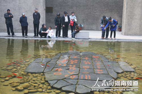 河南安阳殷墟宫殿遗址,殷墟博物馆的主题水院里,游客在零距离接触甲骨