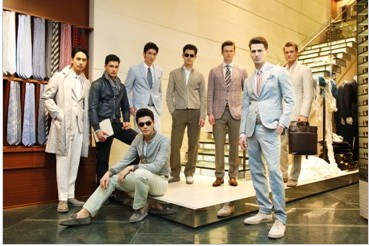 集结中外男模于店内展示ermenegildo zegna2012春夏最新款式服装