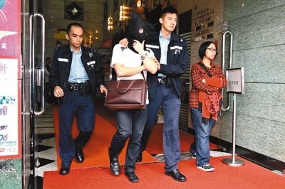 金鸡广场涉恐吓淋不明液体男子被捕。香港文汇报