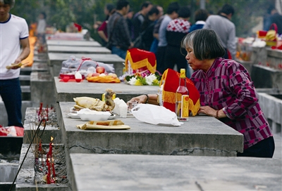 4月2日,市殡仪馆,一位老人为逝去的亲人摆上烧鸡 东莞时报记者 周天宝