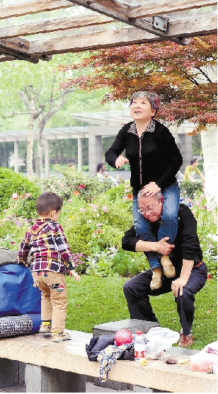 昨日,杭州湖滨三公园,一位大妈骑在了大伯的肩上.