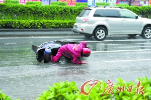雨中惊险摔倒的"骑士".记者张宇杰摄
