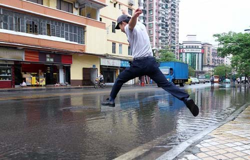 广州遭暴雨袭击 多处水浸街(组图)