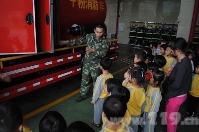 消防知识从小学 广州幼儿园小朋友参观消防站(组图)