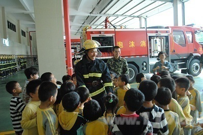 消防知识从小学 广州幼儿园小朋友参观消防站(组图)