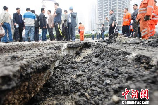 重庆市主干道上凹陷的路面。陈超摄