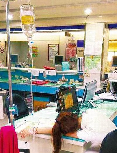 高雄市阮综合医院一名护士发烧打点滴上班引发关注，该护士已于17日病逝。台湾《苹果日报》