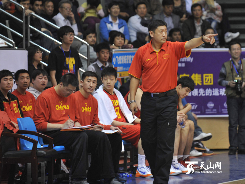 中国青年队主教练王怀玉在指挥队员跑位