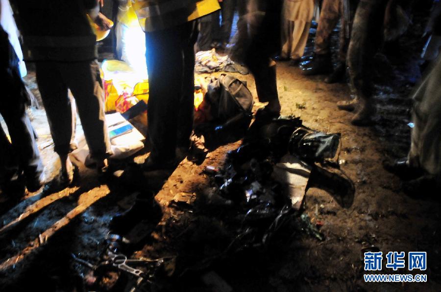 巴基斯坦/4月20日，在巴基斯坦拉瓦尔品第，空难遇难者的遗体被装在救护...