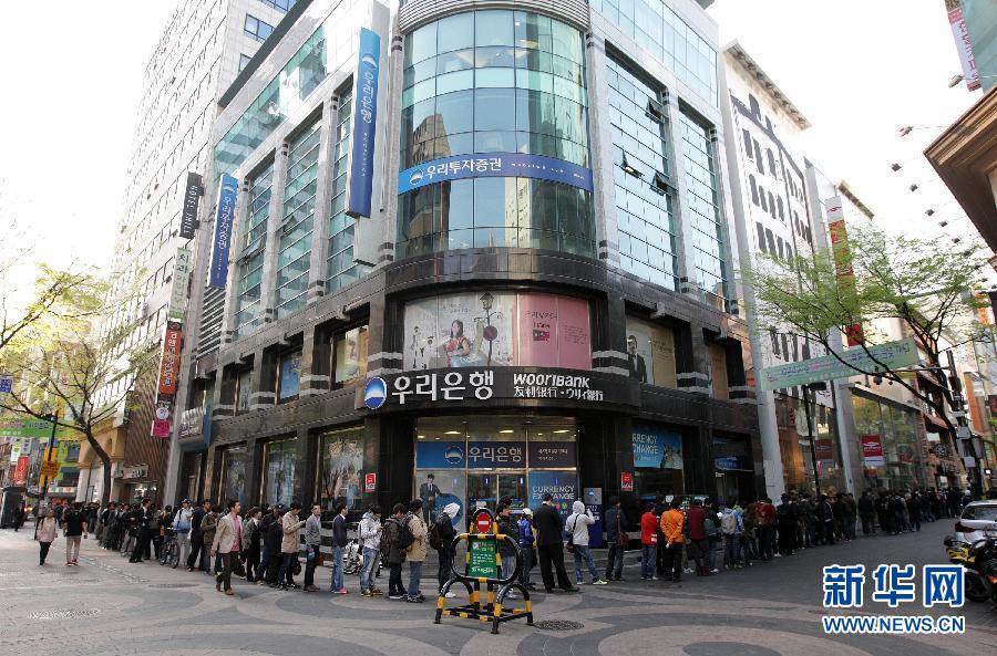 4月20日,人们在韩国首都首尔明洞的苹果专卖店外排队。