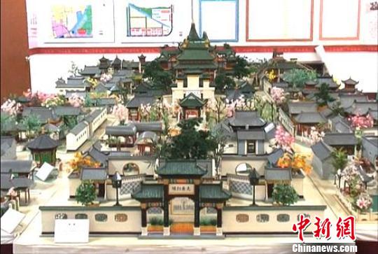 八旬老人历尽十年用木料精心制成两座"大观园"(图)