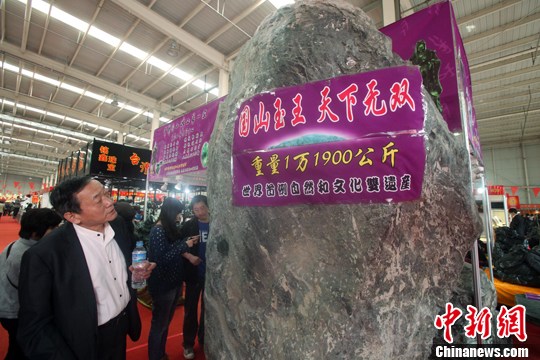 4月21日,在山西太原举办的国际玉石珠宝展上,一尊高3米,重11.