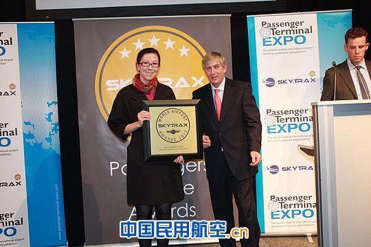 首都机场服务总监郝玲女士在维也纳领取最佳机场奖(best airport