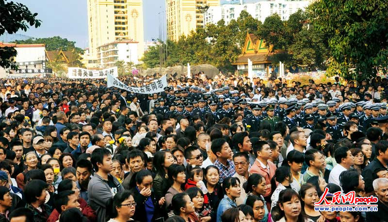 缉毒民警柯占军的遗体告别仪式上"缉毒英雄一路走好!文斌 摄