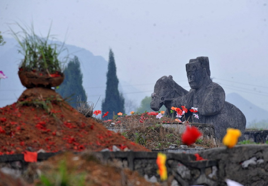 广西靖江王陵被6万座私坟包围并覆盖