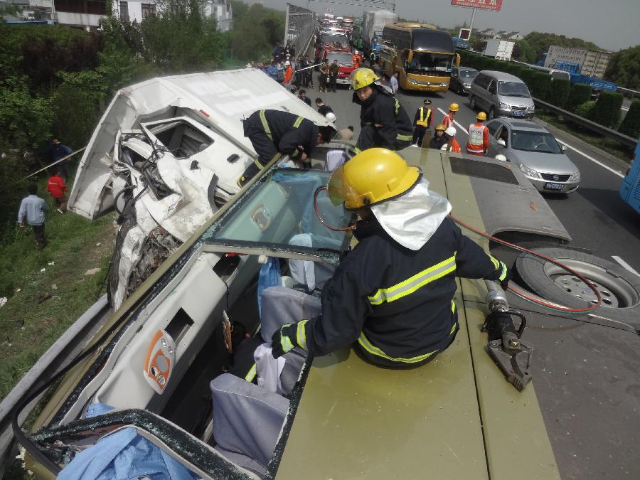 沿江高速江苏常熟段发生车祸 已造成13人死亡