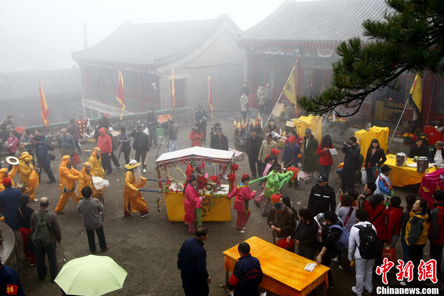 北京妙峰山传统庙会再次拉开序幕 8000斤馒头