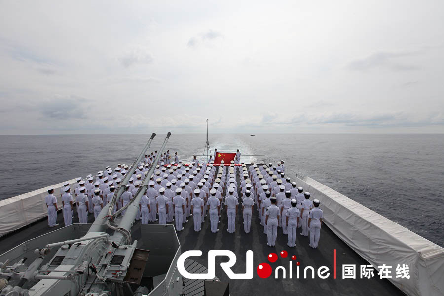 郑和舰环球航行官兵庆祝人民海军成立63周年