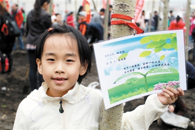 小学生自制植树卡片留念(组图)