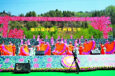 深处·安宁之韵"为主题的第29届中国·兰州桃花节在安宁区仁寿山开幕