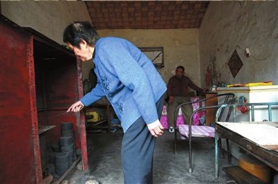 因为担心蔡连坡自己动煤炉会煤气中毒，李平为其屋里的煤炉加装了能锁起来的铁皮箱。