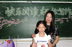 校园记者与商晓娜合影