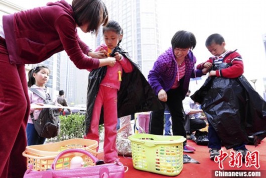 北京母子制作环保衣服响应世界地球日[图]