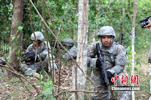 目击美菲联合军演:美军教菲律宾怎么攻山头(1)_军事频道_光明网(组图)
